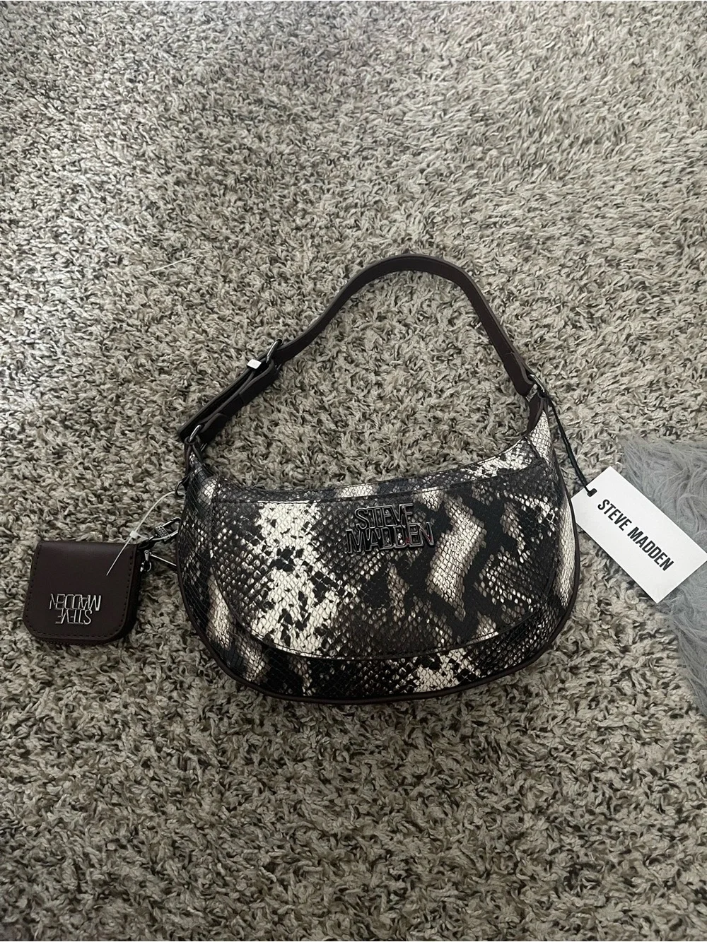Steve Madden compact steve